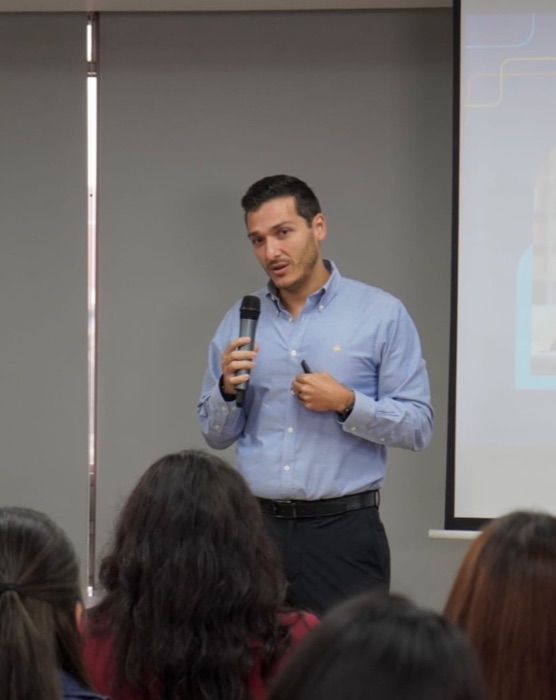 Diego Massanet facilitando un workshop de psicología aplicada para un equipo